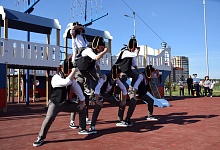 НА НАБЕРЕЖНОЙ НЕФТЯНИКОВ НОВАЯ ДЕТСКАЯ ПЛОЩАДКА